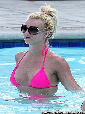 Britney Spears in Pink Bikini in Marina del Rey - celebrity - Photo 16