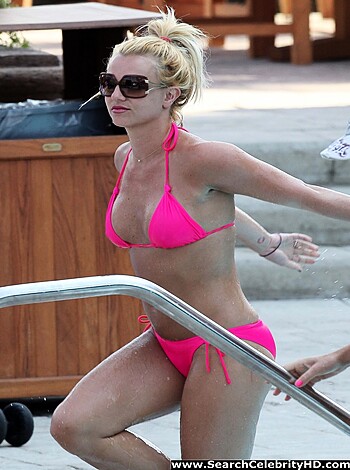 Britney Spears in Pink Bikini in Marina del Rey - celebrity - Photo 19