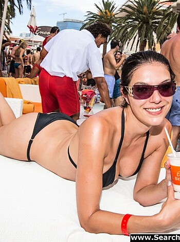 Adrianne Curry in a tiny Bikini - celebrity - Photo 25