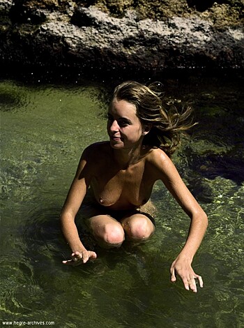 Sexy in the water - Photo 2