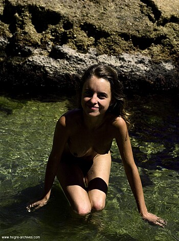 Sexy in the water - Photo 3