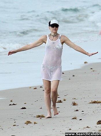Gwen Stefani Bikini Candids at a Beach in Miami - Photo 10
