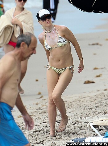 Gwen Stefani Bikini Candids at a Beach in Miami - Photo 9