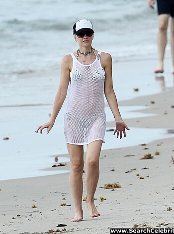 Gwen Stefani Bikini Candids at a Beach in Miami - Photo 14