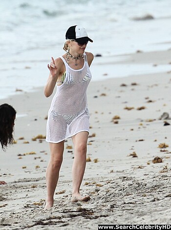 Gwen Stefani Bikini Candids at a Beach in Miami - Photo 16