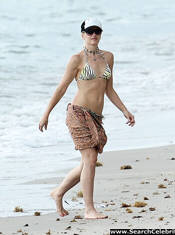Gwen Stefani Bikini Candids at a Beach in Miami - Photo 18