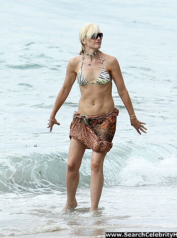 Gwen Stefani Bikini Candids at a Beach in Miami - Photo 19