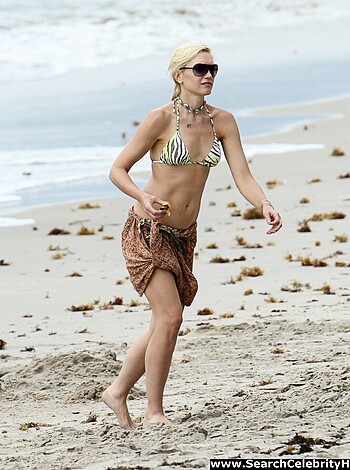 Gwen Stefani Bikini Candids at a Beach in Miami - Photo 21