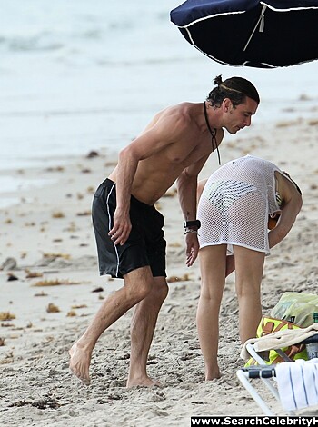 Gwen Stefani Bikini Candids at a Beach in Miami - Photo 26