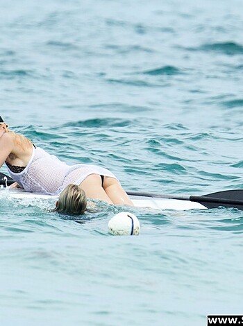 Gwen Stefani Bikini Candids at a Beach in Miami - Photo 27