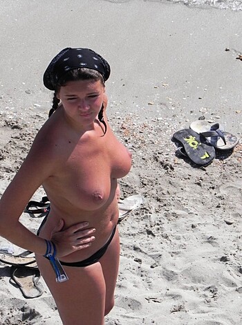 Tits on the beach - Photo 3