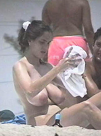 Tits on the beach - Photo 30