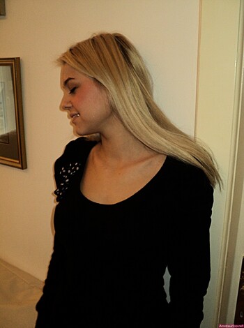Busty babe in black shirt gettin' her fuckin' wallrider on.