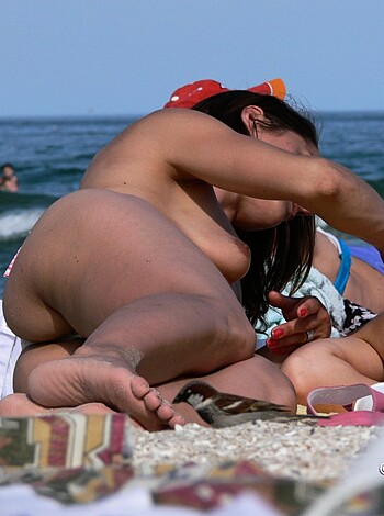 Topless Girls on the Beach - 125 - Photo 12