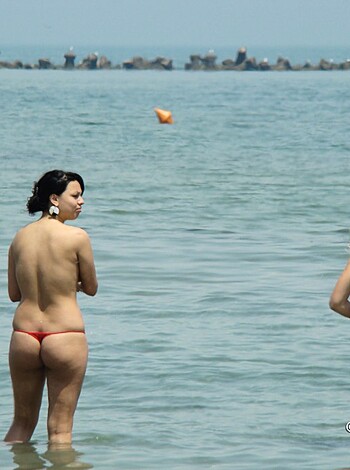 Topless Girls on the Beach - 195 - Photo 9