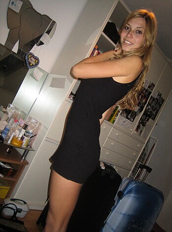 Cutte teen posing in her room - Photo 7