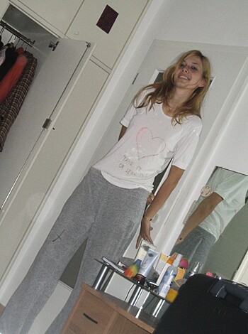 Cutte teen posing in her room - Photo 12