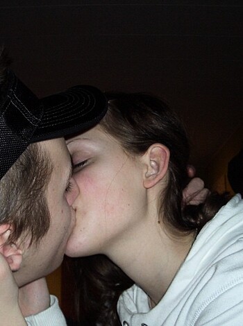 "Check out this fuckin' pic of two horny bastards makin' out like fuckin' savages."