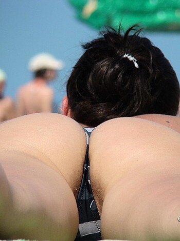 "Here's a picture of some fine ass bitch layin' on the fuckin' beach in a fuckin' bikini bottom, gettin' all up on that shit and let's not forget to mention those juicy round titties poking outta the top."