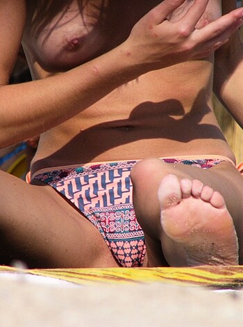 Topless Girls on the Beach - 032  - Photo 12