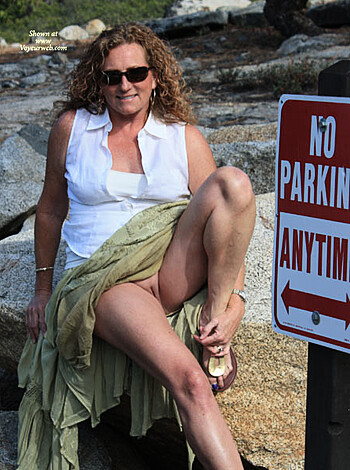 120105 - Upskirt - Photo 11