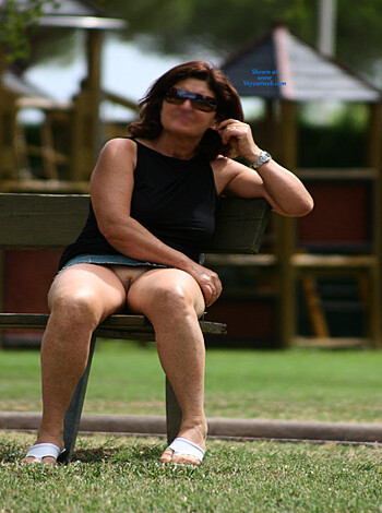 120105 - Upskirt - Photo 19