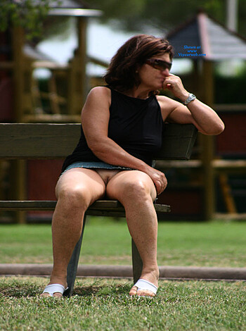 120105 - Upskirt - Photo 18