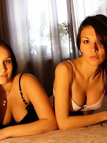 Hot Russian amateur posing with her lesbo friends - Photo 1