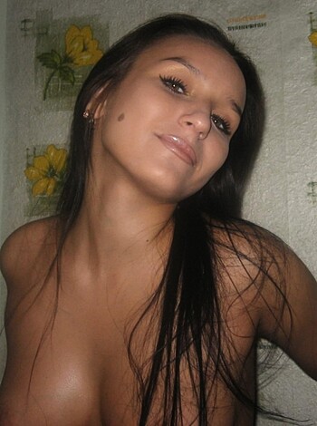 Hot Russian amateur posing with her lesbo friends - Photo 10