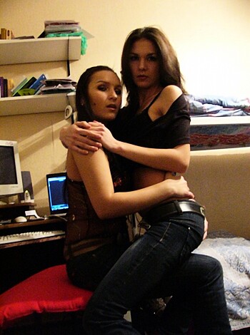 Hot Russian amateur posing with her lesbo friends - Photo 25