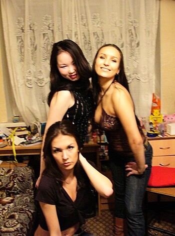 Hot Russian amateur posing with her lesbo friends - Photo 29