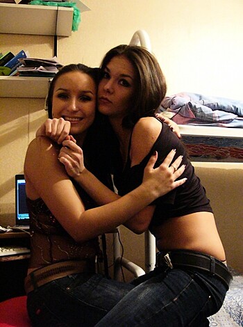 Hot Russian amateur posing with her lesbo friends - Photo 31