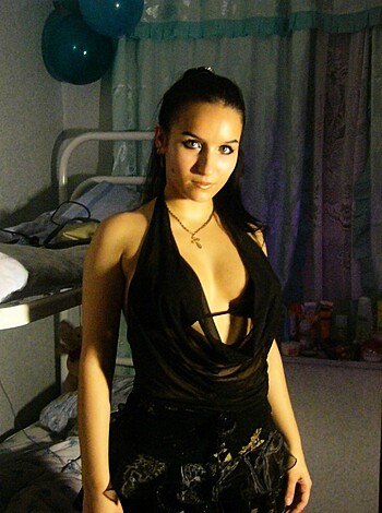 Hot Russian amateur posing with her lesbo friends - Photo 40
