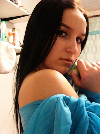 Hot Russian amateur posing with her lesbo friends - Photo 58