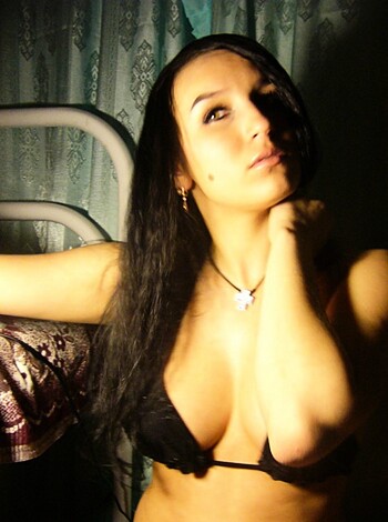 Hot Russian amateur posing with her lesbo friends - Photo 67