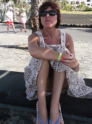 120403 - Upskirts - Photo 21