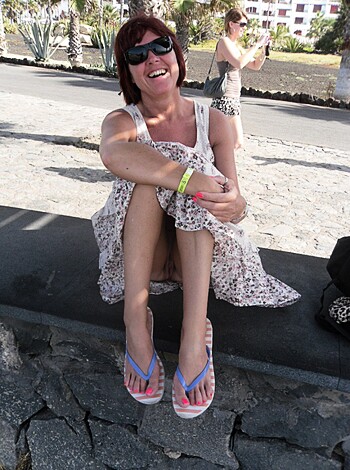 120403 - Upskirts - Photo 22