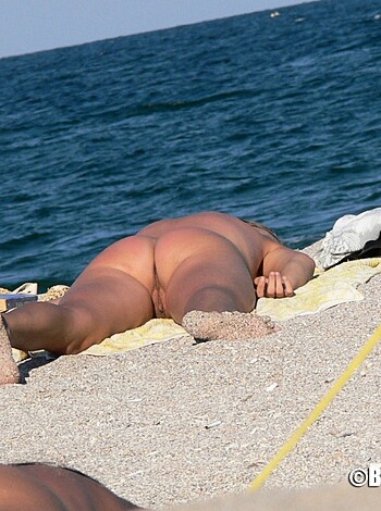 Nude Girls on the Beach - 097 - Photo 1