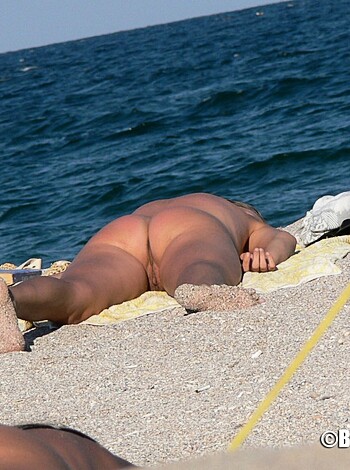 Nude Girls on the Beach - 097 - Photo 3