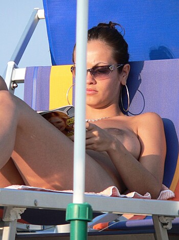  Topless Girls on the Beach - 162 - Photo 3