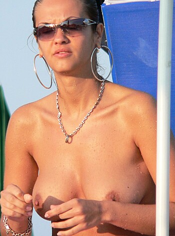Here's a fucking hot babe with a tight body, donning some expensive shades, and jewelry to boot.