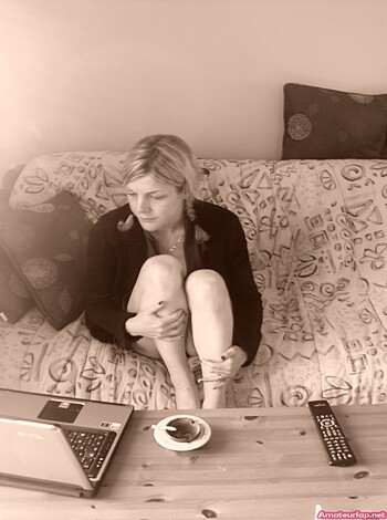Teen Girl Has  Fun With Her Vibrator - Photo 6