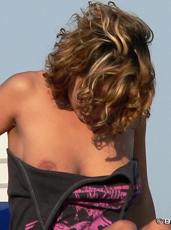  Topless Girls on the Beach - 118 - Photo 14