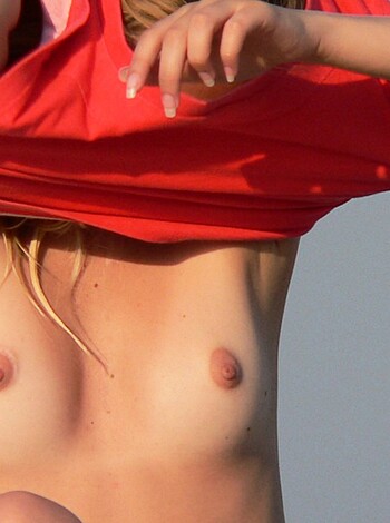  Topless Girls on the Beach - 118 - Photo 40
