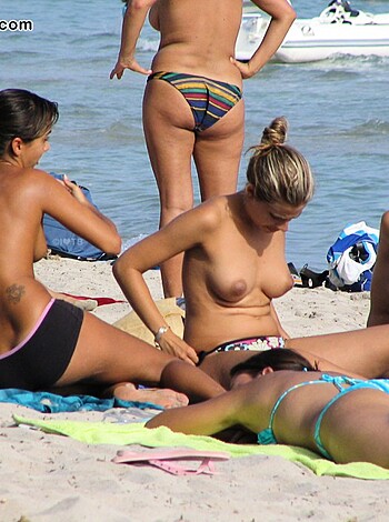 Topless Girls on the Beach - 034 - Photo 9