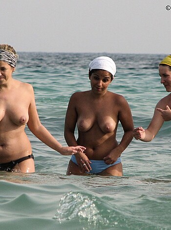 Topless Girls on the Beach - 034 - Photo 39