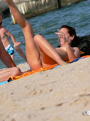 Nude Girls on the Beach - 401 - Part 2 - Photo 19