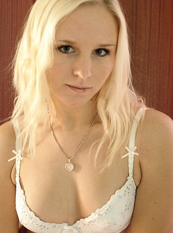 Blonde Sexy Pics Naked In Her Apartment - Photo 2
