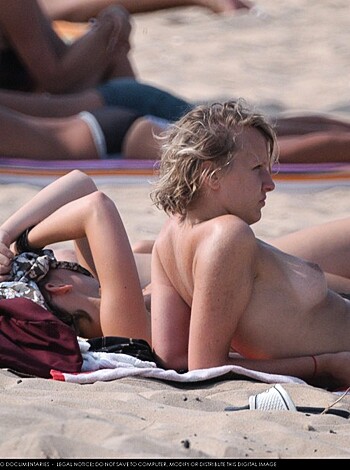 Topless Girls on the Beach - 020 - Part 2 - Photo 3