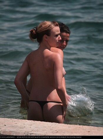 Topless Girls on the Beach - 104 - Photo 21